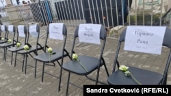 Postavljeno je 16 stolica na kojima su bele ruže i imena poginulih na Železničkoj stanici u Novom Sadu, 15. februar 2026.