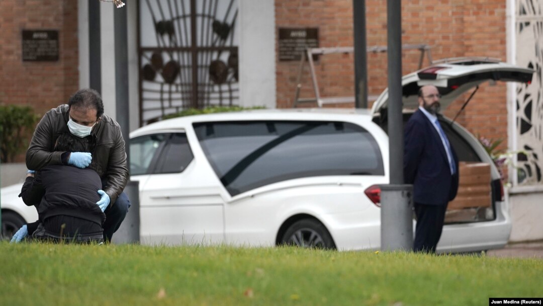 Porodica ispraća preminulog od korona virusa, Madrid