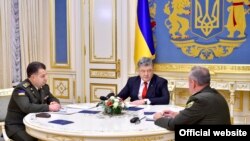 Ukrainian President Petro Poroshenko (center) holds a meeting with Defense Minister Stepan Poltorak (Lleft and Chief of Staff of Ukraine's Armed Forces Viktor Muzhenko in Kyiv on November 2.