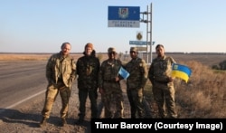 Тимур Баротов (в центре, с крымскотатарским флагом в руках) участвовал в освобождении ряда населенных пунктов Луганской области от российской оккупации