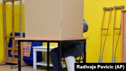 Glasač na lokalnim izborima u Banjoj Luci, 15. novembra 2020. 