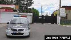 Patrulă a poliție la poarta Cimitirului „Sfântul Lazăr” din Chișinău