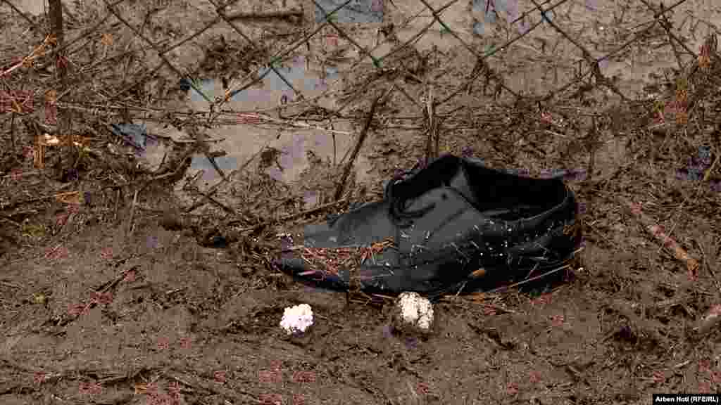 Cipela ostala u blatu u poplavljenom Glogovcu.