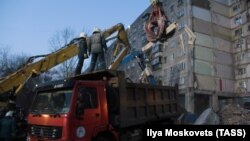 Россия. Магнитогорск. Сотрудники МЧС во время работ по разбору завалов на месте обрушения жилого дома 