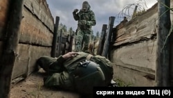 Российские военнослужащие, участаующие во вторжении в Украину. Иллюстративное фото (скрин видеосюжета российской телекомпании ТВЦ)