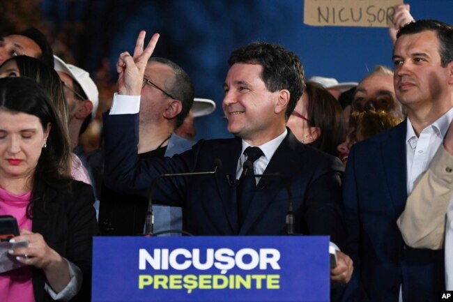 Nicusor Dan duke bërë shenjën e fitores me dy gishta pas mbylljes së vendvotimeve.