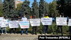 Участника санкционированного властями митинга 13 сентября в Алматы.