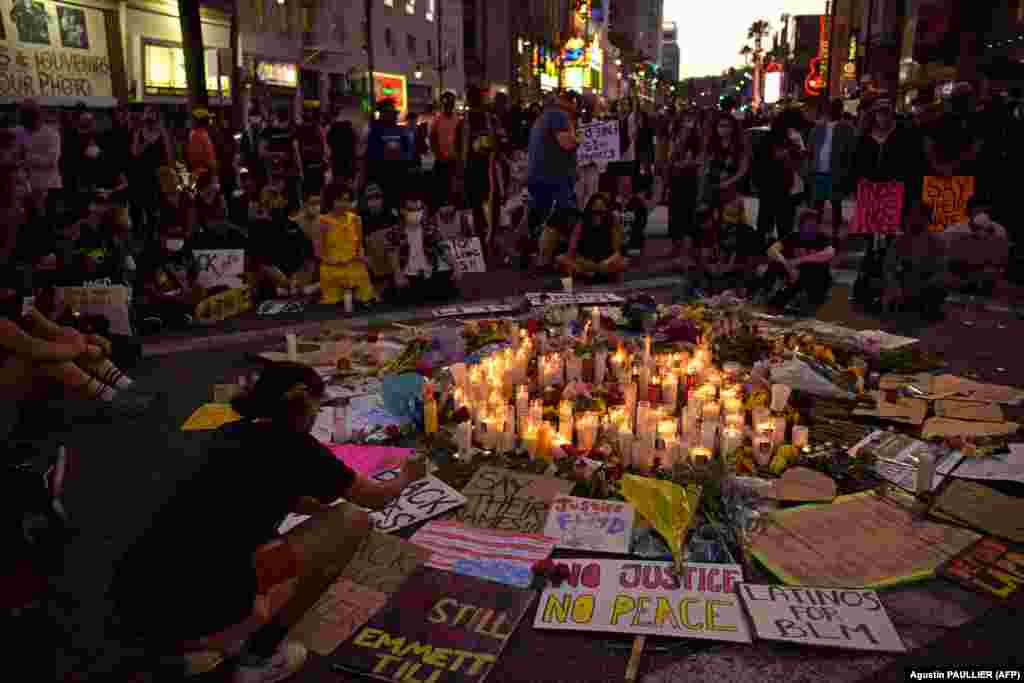 Flori și ofrande de lumină în memoria victimelor brutalității poliției - o manifestație de protest împotriva rasismului la Hollywood, California, 7 iunie 2020.