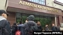 Пришедшие поддержать арестованных Асию Тулесову и Бейбарыса Толымбекова. Алматы, 22 апреля 2019 года.