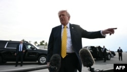 ABŞ prezidenti Donald Tramp Florida ştatının Palm-Biç Beynəlxalq Hava Limanında jurnalistlərlə danışır.