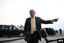 Predsednik SAD Donald Tramp daje izjavu novinarima na Palm Bič međunarodnom aerodromu, Florida, 2. maj 2026.