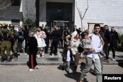 Евакуація ізраїльтян із житлової будівлі, пошкодженої уламками, після того як з Ірану були запущені ракети у відповідь на удари Ізраїлю та США по Ірану. Хайфіа, північ Ізраїлю, 28 лютого 2026 року