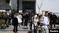 Ҳайфа, шимоли Исроил. Мардумро аз биное берун меоранд, ки аз мушакҳои Эрон зарар дидааст. 28-уми феврали 2026