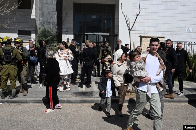 Евакуація ізраїльтян із житлової будівлі, пошкодженої уламками, після того як з Ірану були запущені ракети у відповідь на удари Ізраїлю та США по Ірану. Хайфіа, північ Ізраїлю, 28 лютого 2026 року