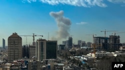 აფეთქების შემდეგ წარმოქმნილი კვამლი თეირანში. 28 თებერვალი, 2026.