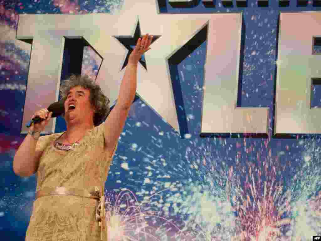 Velika Britanija - Muzička senzacija - Susan Boyle ima 48 godina,živi u jednom selu u Škotskoj,nije atraktivna- ali je nakon svog učešća u engleskom reality -show muzičkih talenata postala svjetska senzacija. Svi su joj se podsmijevali dok nije počela pjevati. Na YouTube portalu je njenu izvedbu do sada vidjelo 60 milijuna ljudi.