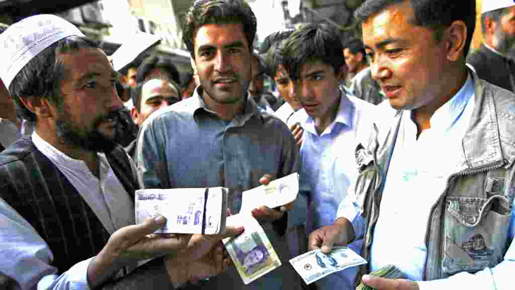 Afganistan - Mijenjanje novca na ¨crnom¨ tržištu, Herat, 4. oktobar 2012. Foto: REUTERS / Mohammad Shoiab