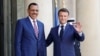 Президент Франції Емманюель Макрон (п) і його колега з Нігеру Мохамед Базум, Париж, 23 червня 2023 року