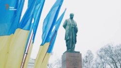 Студенти поклали квіти до пам’ятника Шевченку у Києві (відео)