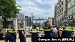 Грузияда сот ғимараты алдында тұрған полиция (архивтегі фото)
