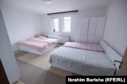 Një nga dhomat e gjumit në Qendrën për Mirëqenien e Gruas. Këtu zakonisht vendosen nënat me fëmijët e tyre. Dhomat e gjumit i kanë të ndara, ndërsa kuzhinën të përbashkët.