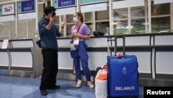 Беларуслик спортчи Кристина Тимановская Токио аэропортида, 2021 йил 1 августи
