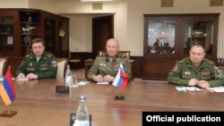 Armenia - General Alexander Dvornikov (C), commander of Russia's Southern Military District, meets with Armenian Defense Minister Vagharshak Harutiunian, Yerevan, May 14, 2021.