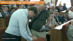 Вручення повістки депутатам під час сесії міської ради Харкова