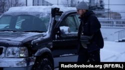 Тарас Козуб оглядає автівку, яку придбав у Львові для військових