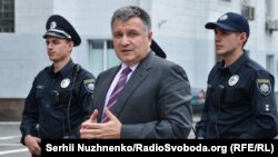 Міністр внутрішніх справ України Арсен Аваков у супроводі патрульних поліцейських