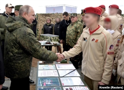 Presidenti rus, Vladimir Putin, takohet me anëtarët e organizatës Yunarmia, në shtator të vitit 2019.