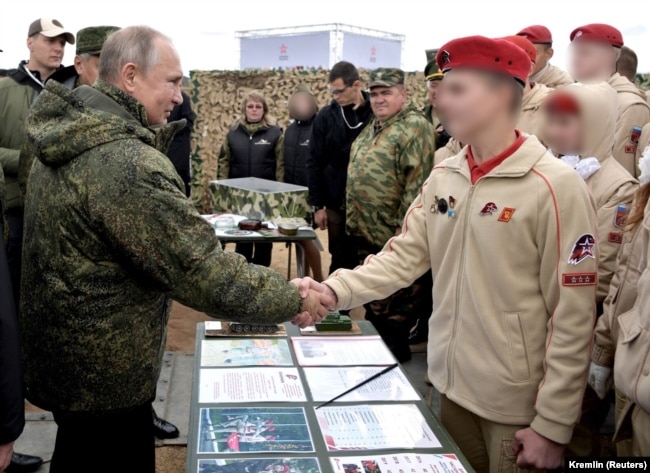 Presidenti rus, Vladimir Putin, takohet me anëtarët e organizatës Yunarmia, në shtator të vitit 2019.