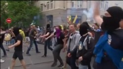 Тысячи футбольных фанатов устроили в Харькове марш против России