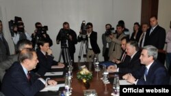 Սերժ Սարգսյանը բանակցում է Խավիեր Սոլանայի հետ: Պրահա, 8-ը մայիսի, 2009: