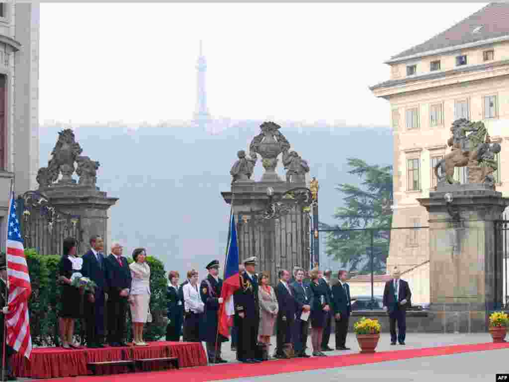 Na ulazu u Praški zamak - Češki predsednik Vaclav Klaus sa suprugom Livijom Klausovom (desno) i predsednik SAD Barak Obama sa suprugom Michelle Obama (levo) na ulazu u kompleks Praškog zamka, 05. april 2009.