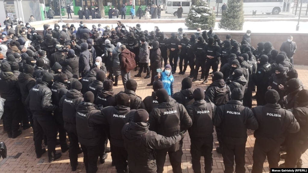 Участники протестной акции, окруженные сотрудниками спецподразделения полиции. Алматы, 28 февраля 2021 года