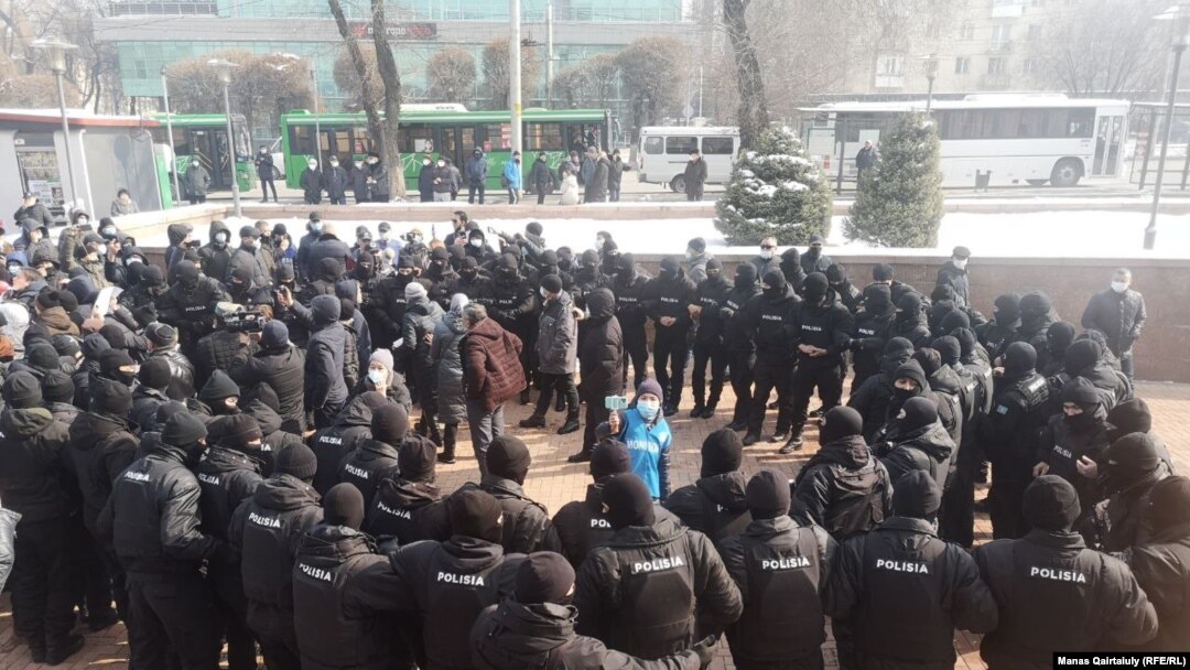 Олмаотада полиция қуршовида қолган норозилар.