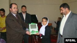 په كابل كې د جمهوريت د ليسې پر يوشمېرزده كوونكود لاپ ټاپ كمپيوټرونه وويشل شول