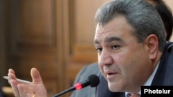 Armenia -- Ishkhan Zakarian, chairman of the parliament's Audit Chamber, at a news conference, 5Nov2010.