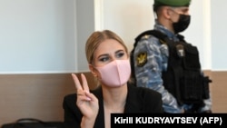 Lyubov Sobol flashes a "victory" sign in court in Moscow on March 10.