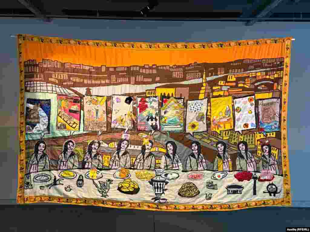  Күргәзмәнең үзәк эше — "AnaBala" — татар хатын-кызларының тавышларын берләштергән проект. Анда Филиз Аги, Нәркиз Акчура, Нәркиз Акыш, Талия Чураки, Сузан Дәүләтшах, Айнур Фомин, Садия Кириш, Элмира Төркол, Дениз Тиниш һәм Һалинур Агиш катнашкан. Эчтәлеге ягыннан монда татар җырлары, аш-су мәдәнияте, мөһаҗирләрнең юл газаплары, туган якны сагыну чагылыш таба. Арткы планда — заманча Казан панорамасы. Ун хатын-кыз табында утырып үзләренең үткәне, бүгенгесе һәм киләчәге белән уртаклаша