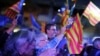 Mbështetësit e polikanit në mërgim, Carles Puigdemont, duke valvitur flamurin separatist katalunas gjatë një tubimi partiak në Francë më 7 maj 2024. 