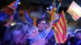 Mbështetësit e polikanit në mërgim, Carles Puigdemont, duke valvitur flamurin separatist katalunas gjatë një tubimi partiak në Francë më 7 maj 2024. 