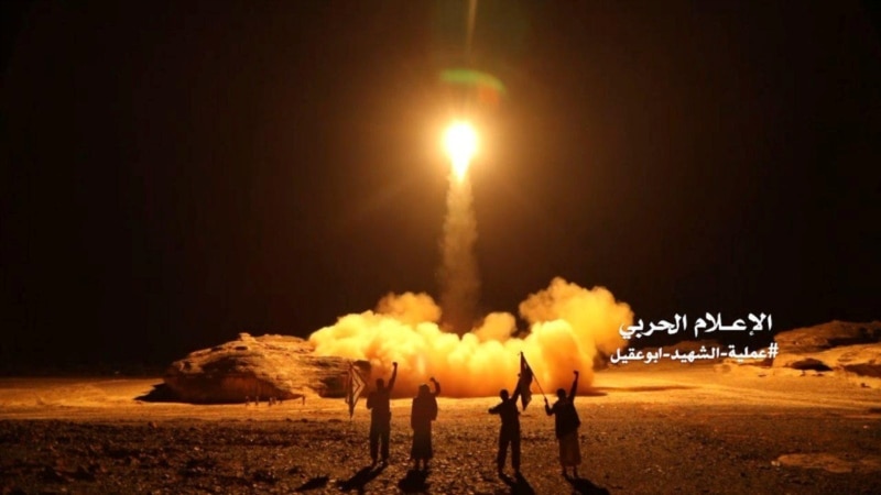 حوثی‌های یمن از حمله به فرودگاه جیزان عربستان با «۱۰ موشک بالستیک» خبر دادند