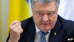 Президент Петро Порошенко під час зустрічі з родичами захоплених Росією моряків, Київ, 4 грудня 2018