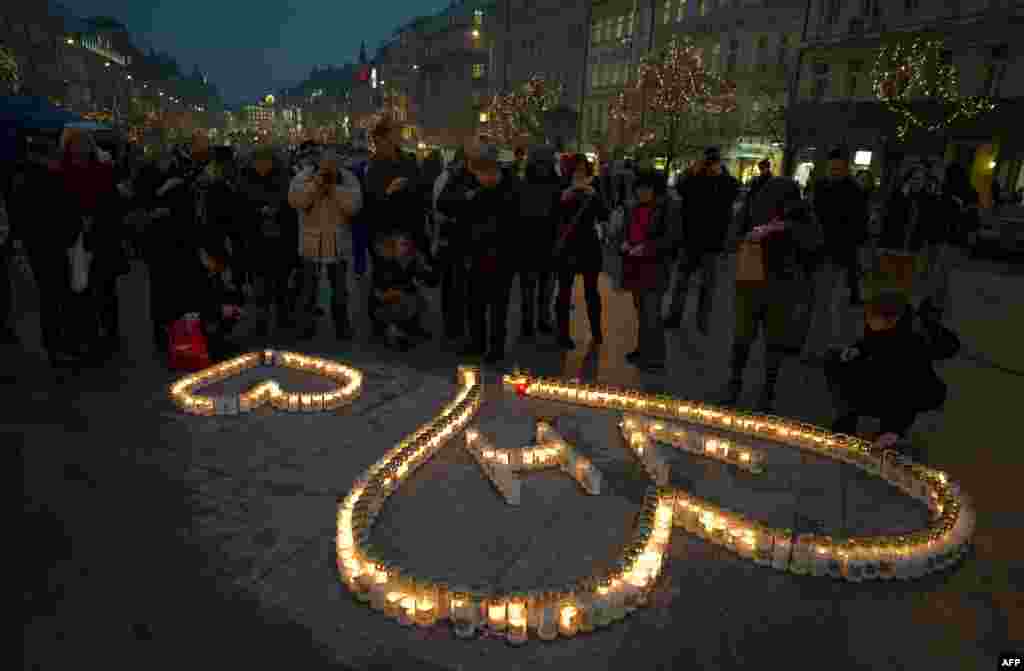 Çex Respublikasının paytaxtı Praqada mərkəzi meydanda keçmiş prezident, məşhur dissident və dramaturq Vaclav Havel-in ölümünün birinci öldünündə vətəndaşlar onu anırlar. 18 dekabr 2012