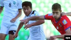 Abbosbek Mahstaliyev (chapda) chexiyalik raqibi Yindrix Kadula bilan to'p uchun kurashmoqda. Jahon chempionati - U17, 25 iyun 2011 yil.