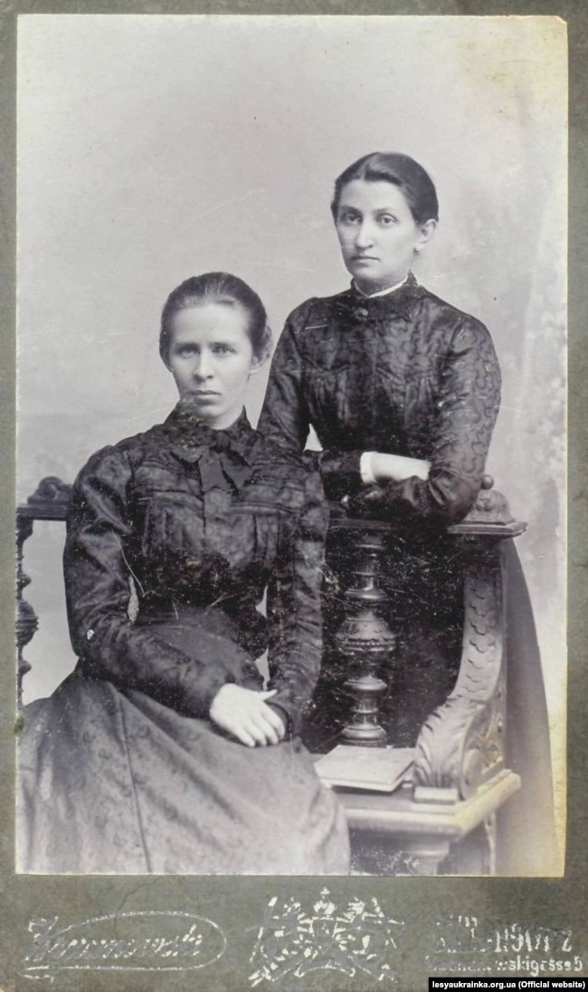 Леся Українка (ліворуч) із Ольгою Кобилянською. Чернівці, 1901 рік