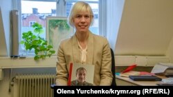 Депутат парламента Швеции Мария Нильссон в своем офисе в Стокгольме с книгой журналиста Николая Семены «Крымский репортаж»