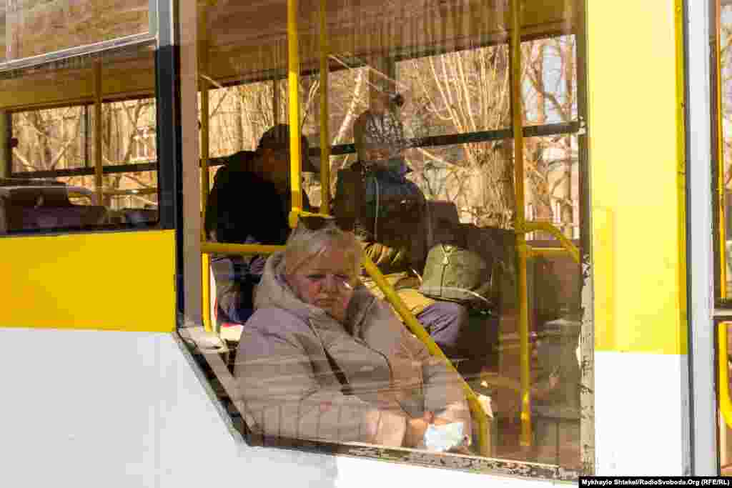 Проте місця вистачає усім. За нормативами безпеки, треба не підходити до інших людей ближче від 1,5-2 метрів. Тепер це просто. Принаймні в трамваях